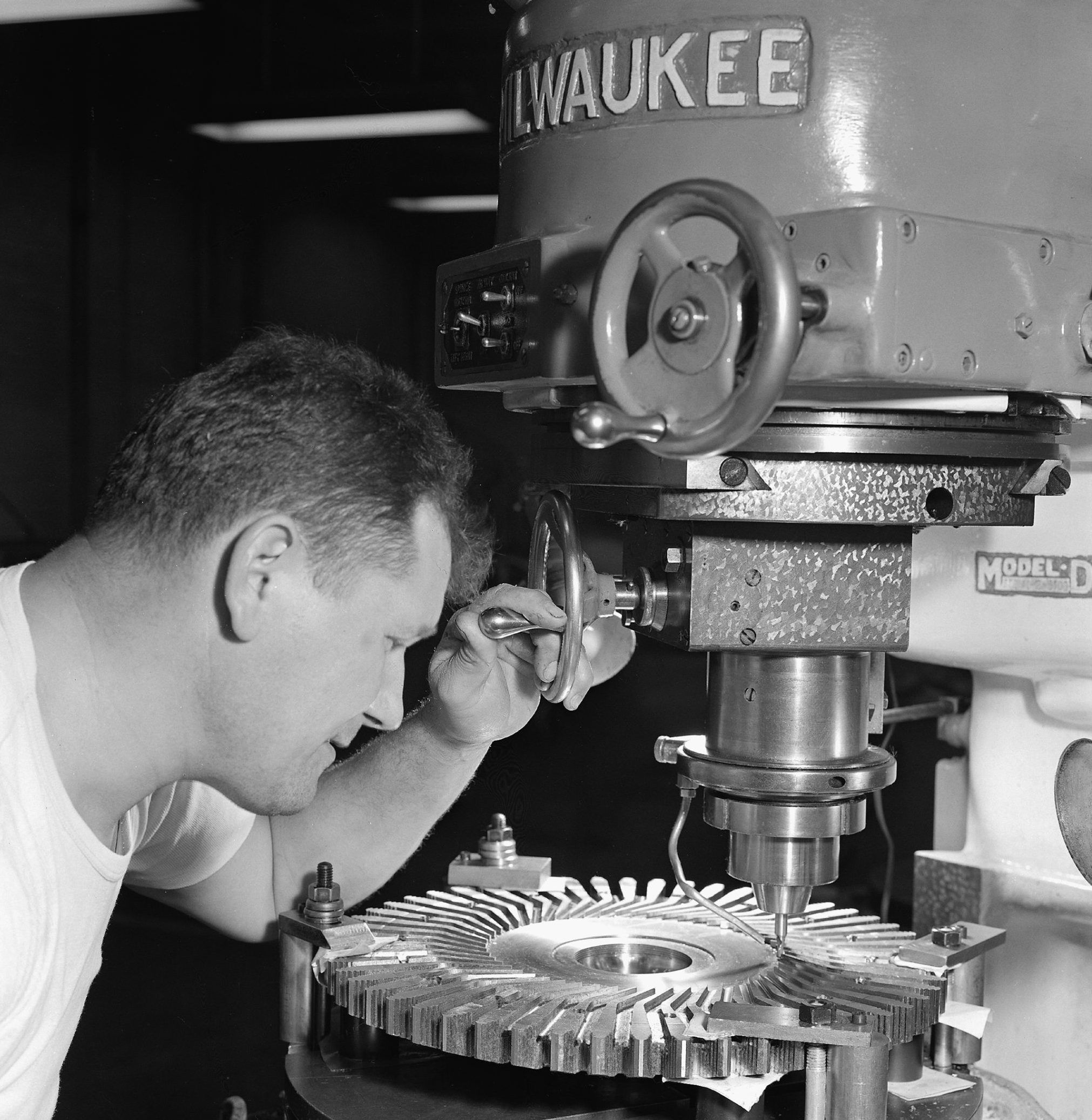 Buying a Kearney & Trecker Milwaukee 2HL Vertical Mill at Auction